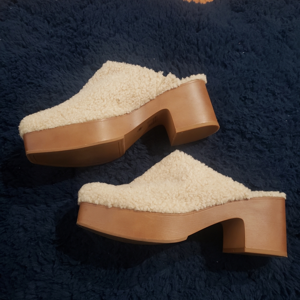 Vince Camuto Cream Fuzzy Slippers